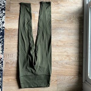 Fleo workout leggings size small color green.